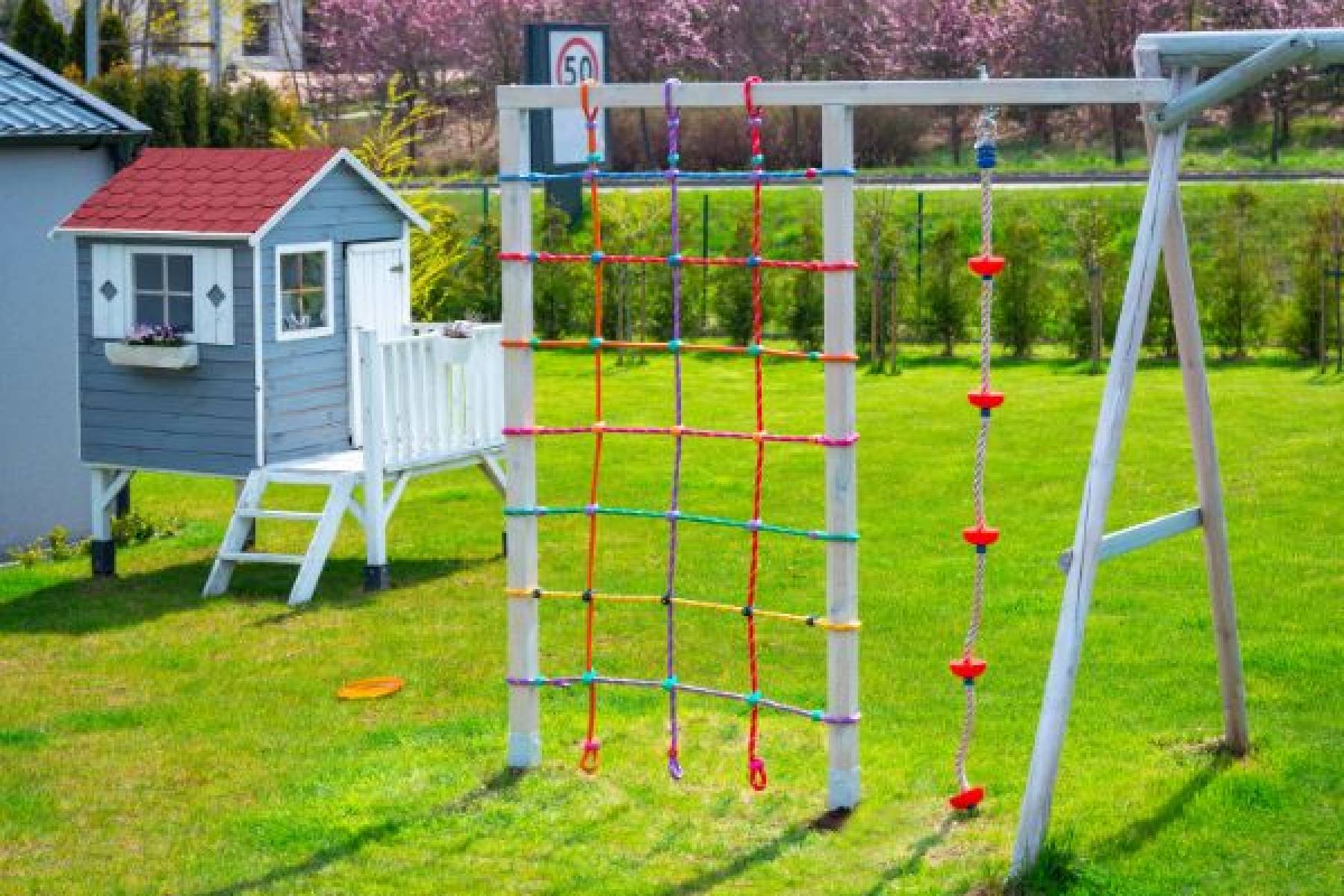 Plac zabaw w ogrodzie: elementy, które powinien zawierać plac zabaw i jak je wybrać